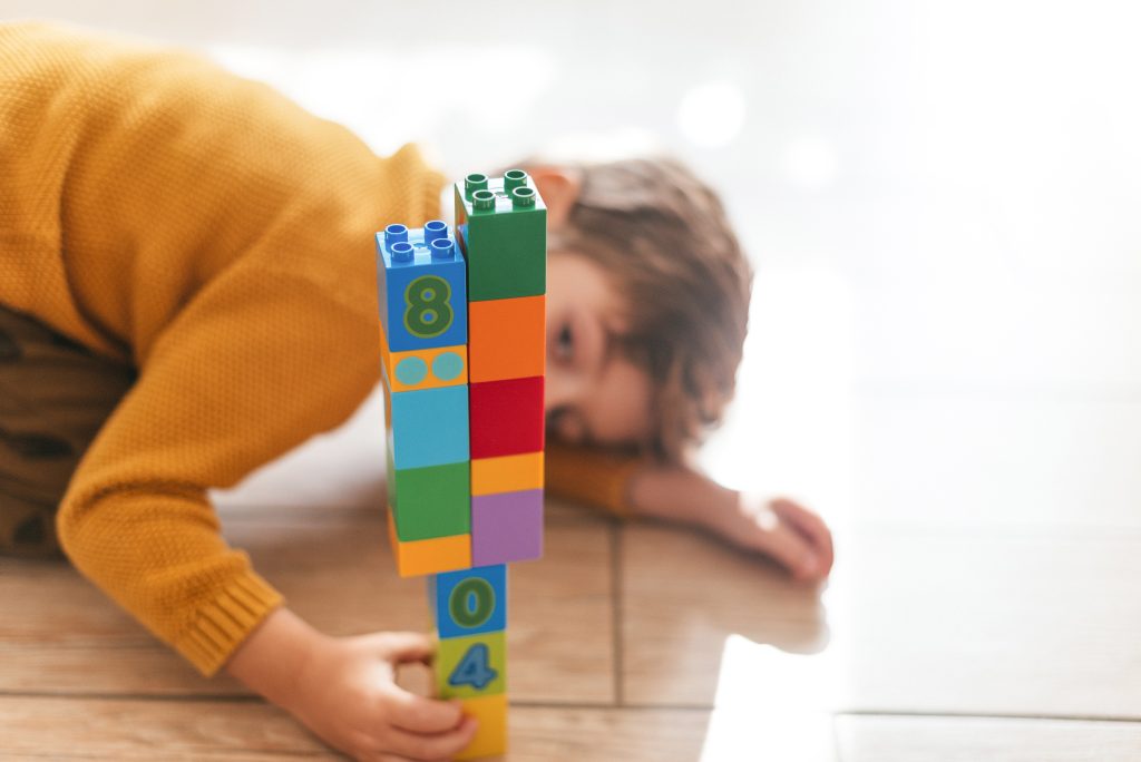 Síndrome de Asperger: guía práctica para comprender, acompañar y educar desde la empatía 2 nino jugando con cubos