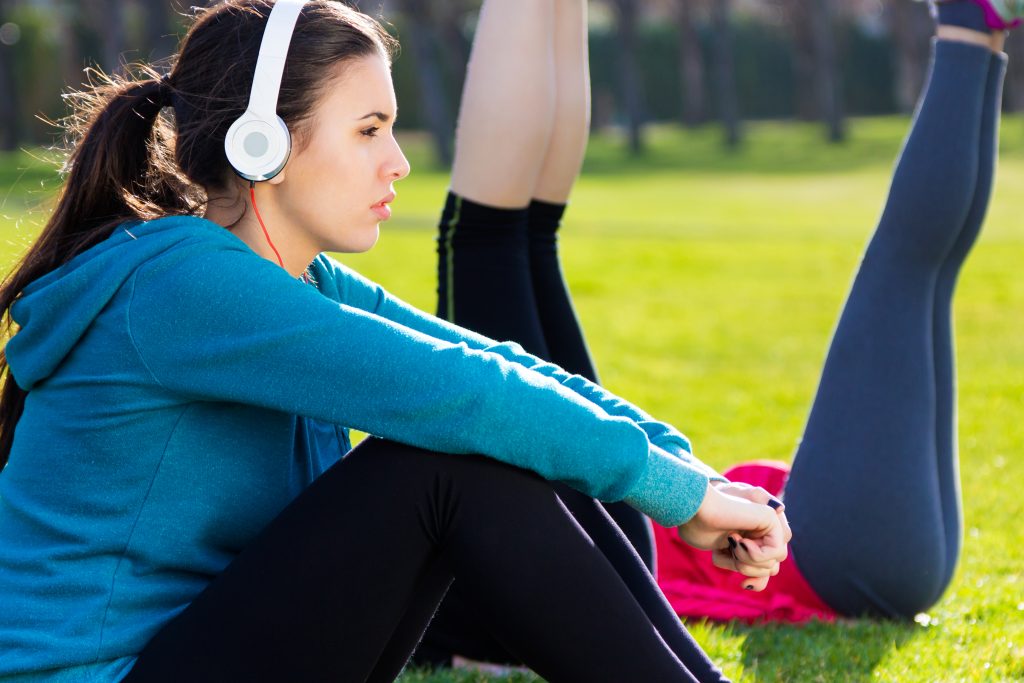 Beneficios del deporte y la actividad física: cómo mejorar tu vida y prevenir lesiones 3 woman listening music with smartphone after exercise