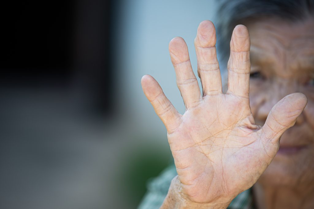 Abuso y Maltrato en la Vejez: Señales de Alerta, Consecuencias y Cómo Actuar 4 close up picture old woman s hand showing anti symbol 1