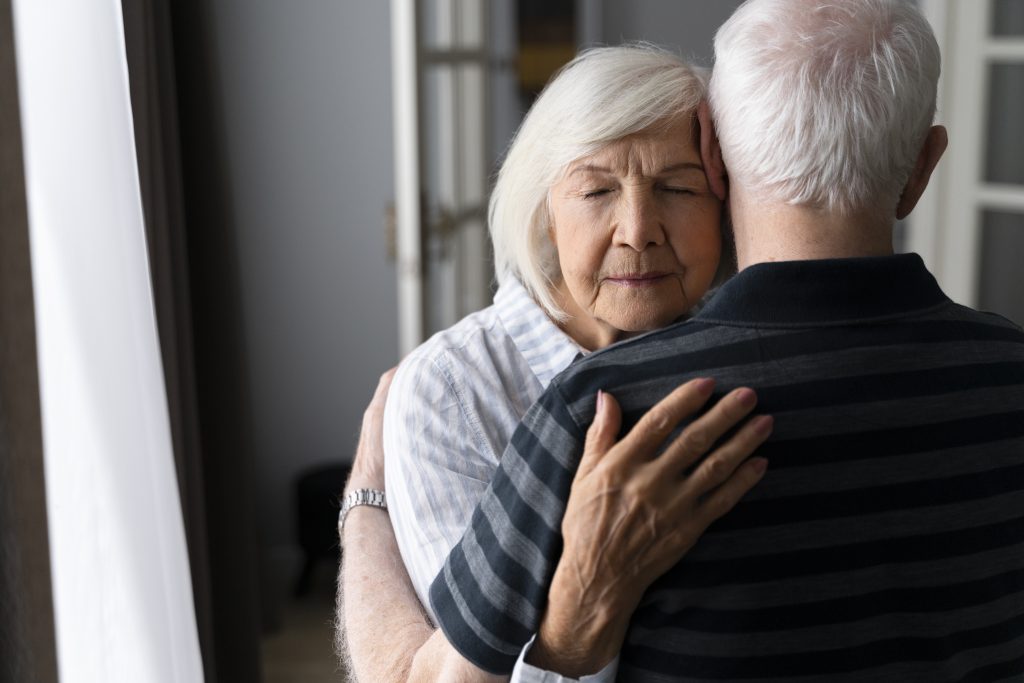 Abuso y Maltrato en la Vejez: Señales de Alerta, Consecuencias y Cómo Actuar 3 senior people confronting alzheimer disease together