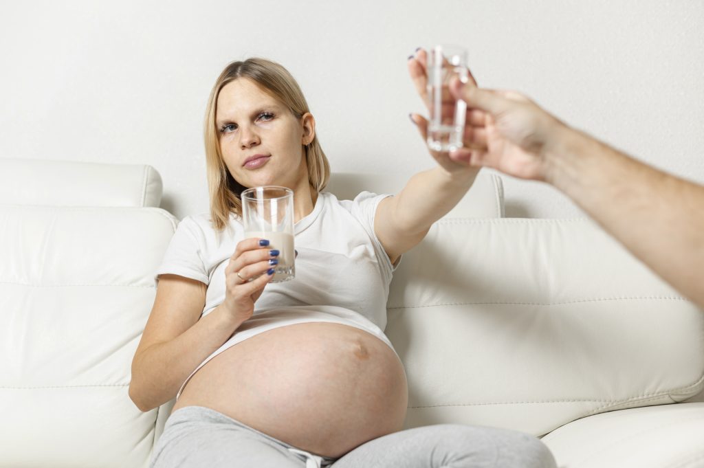 Alcohol y embarazo: el daño que puede comenzar antes de saber que estás embarazada 2 pregnant woman refuses drink alcohol