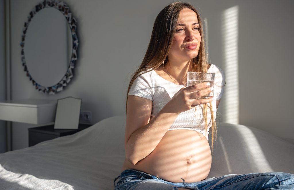 Alcohol y embarazo: el daño que puede comenzar antes de saber que estás embarazada 3 pregnant woman with glass water room interior morning