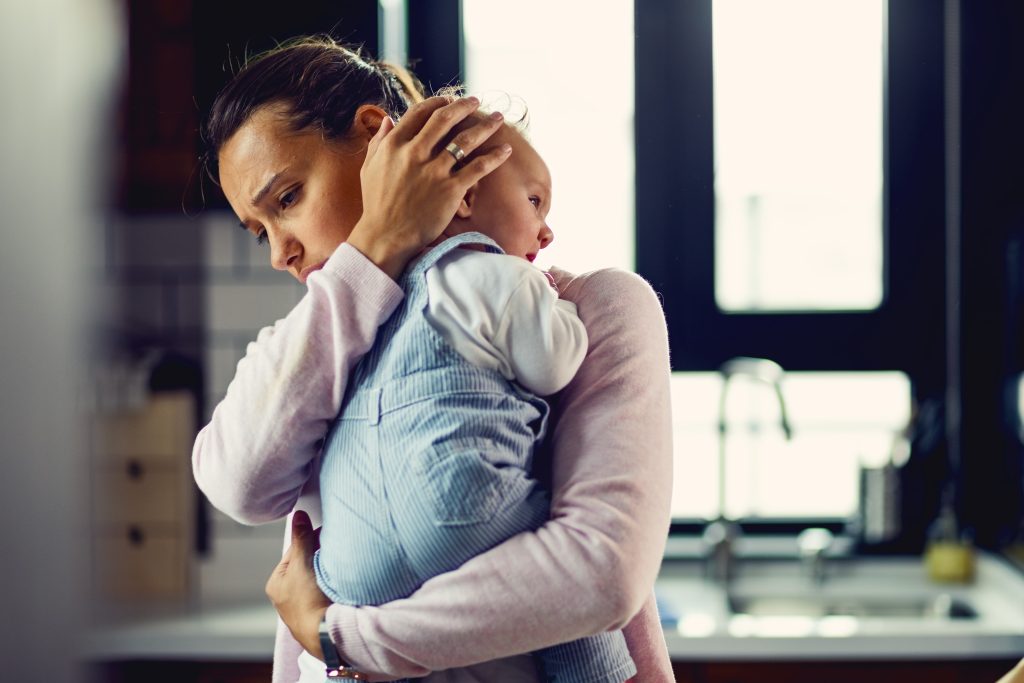 Entre melodías y emociones: ¿cómo influyen la música y la ansiedad materna en el bebé? 3 young worried mother comforting her crying baby home