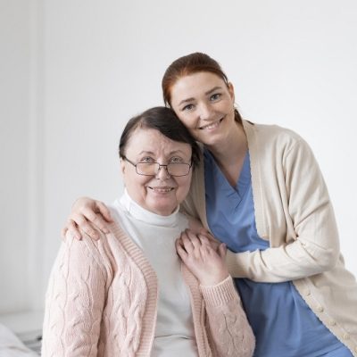 Doctora abraza a una paciente con cáncer. Arevalo Social Cover