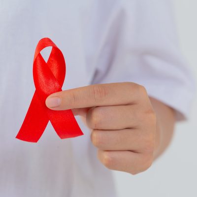 Guía completa sobre VIH y SIDA: formas de contagio, síntomas, diagnóstico, prevención y tratamientos actuales para una vida saludable y protegida.