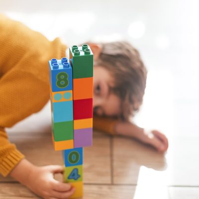 nino-jugando-con-cubos